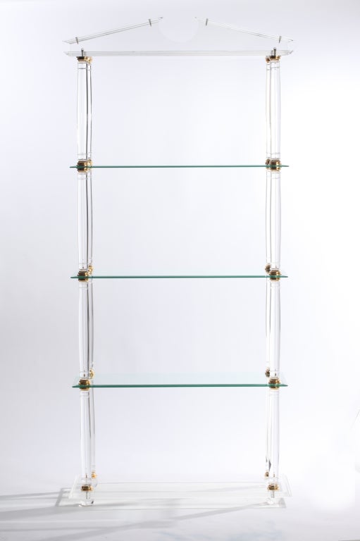 Ottone Etagere neoclassico moderno in lucite e ottone in vendita