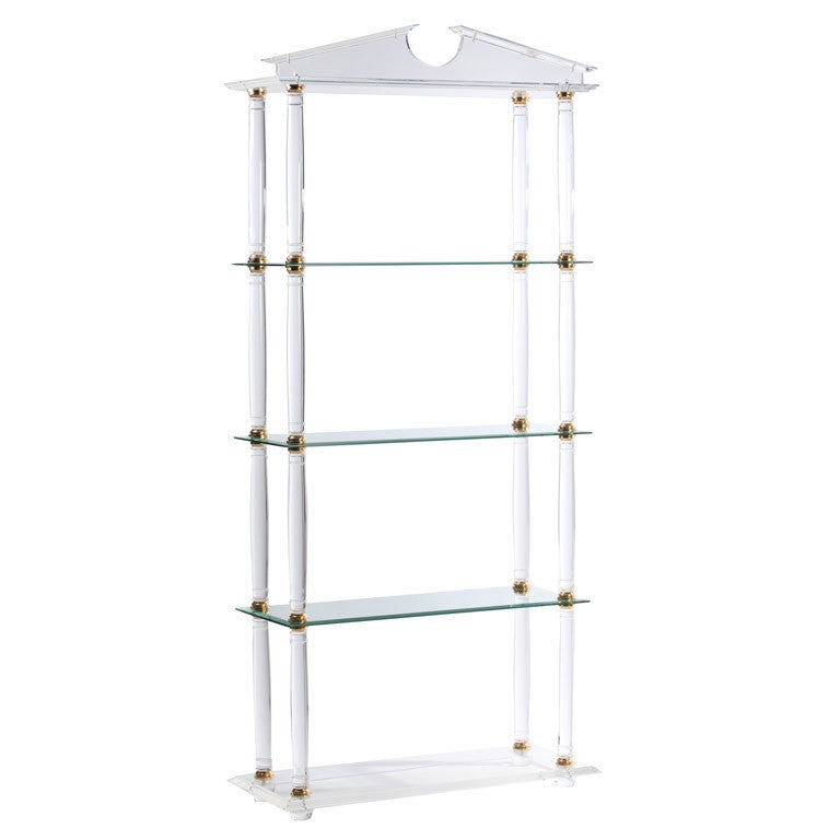 Neoklassizistisches modernes Etagere aus Lucite und Messing im Angebot