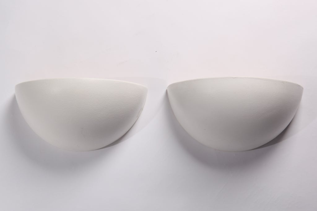 Schönes Paar weißer Keramik-Halbkugel-Wandleuchter aus den 1970er Jahren. 
 original-Papieretikett.