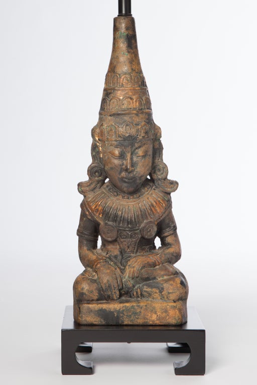 Paire de lampes figuratives asiatiques assises en métal doré des années 1950, sur des bases à plate-forme ébonisées noires, dans le style de James Mont.
