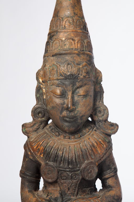 Mid-Century Modern Paire de lampes sculpturales asiatiques en métal doré d'après James Mont en vente