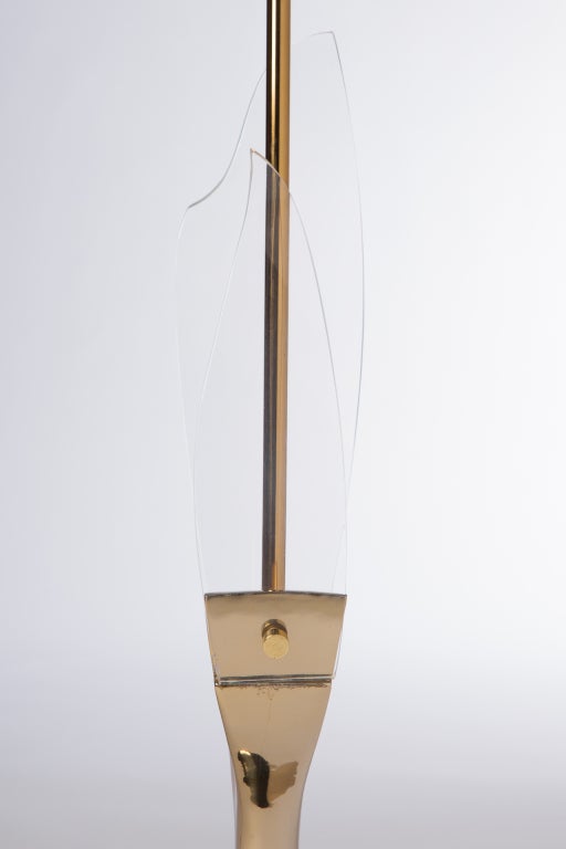 Skulptur-Lampe aus Lucite und Messing mit Blättern von Laurel Lighting Company (amerikanisch)