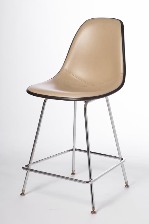 Set of 4 George Nelson for Herman Miller original leather upholstered fiberglass chairs with chromed steel frames. Seat height is 25