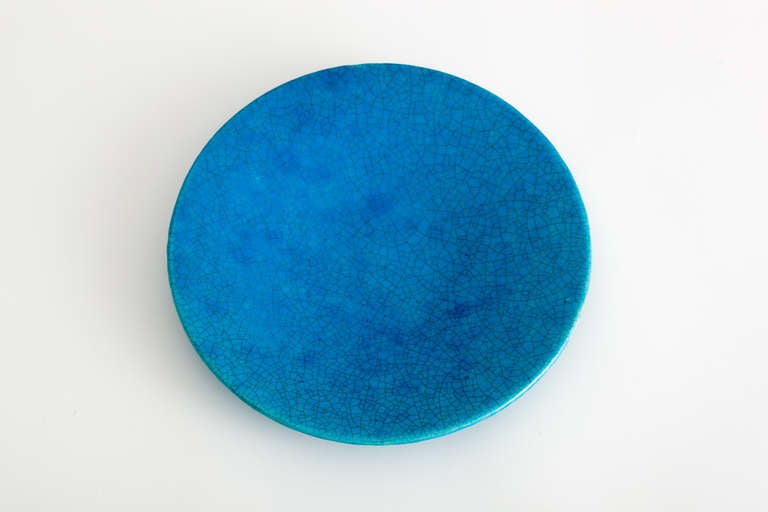 Türkisblaues Keramik-Tablett des berühmten französischen Künstlers Raoul Lachenal aus dem frühen 20. Jahrhundert:: um 1930. Signiert unter der Glasur:: LACHENAL:: auf dem Boden.