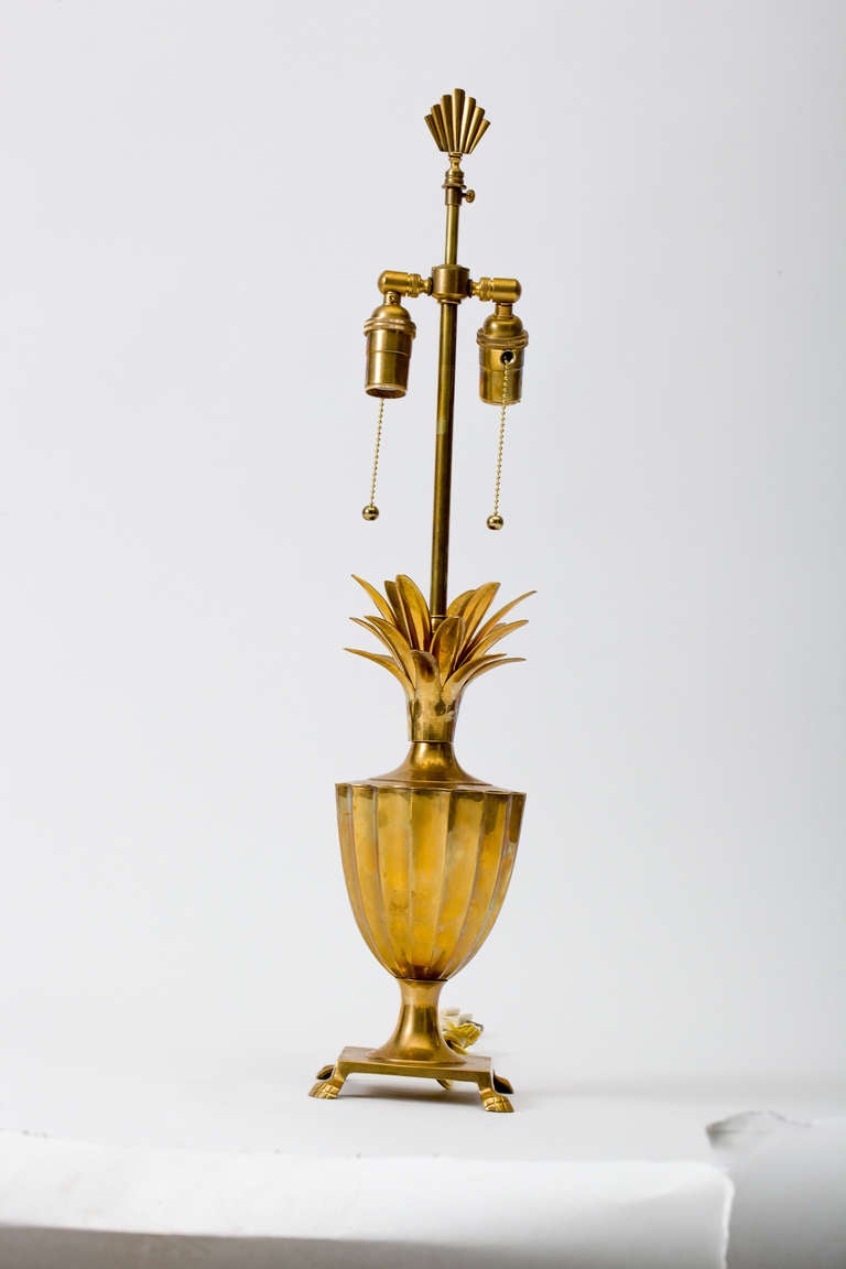 Mid-Century solid brass pineapple urn lamp has original seashell form finial. Double socketed brass hardware with pull chains.