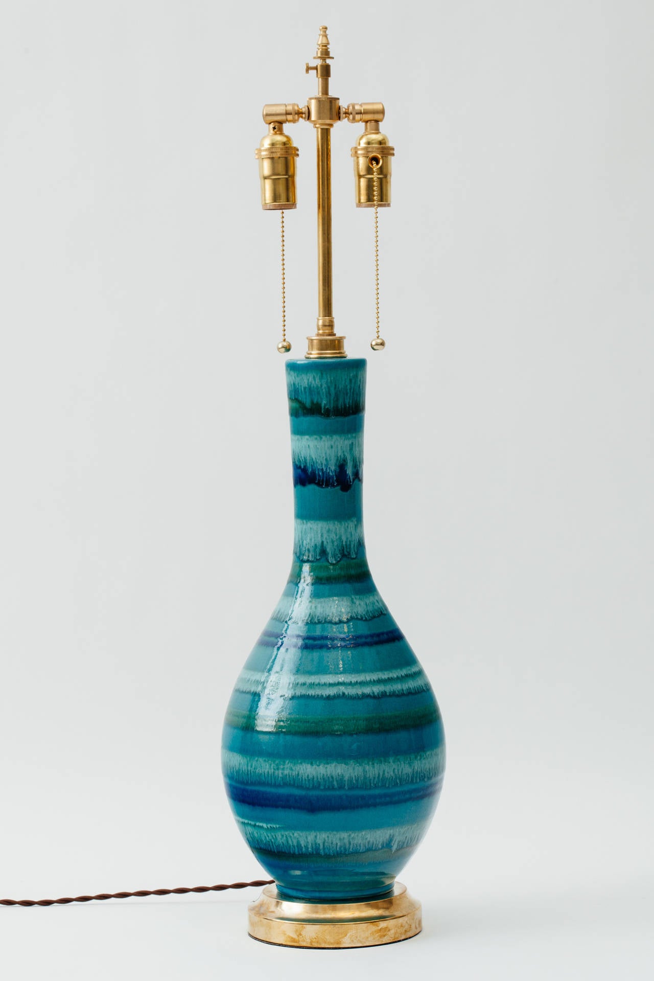  Lampe italienne en céramique à glaçure striée dans des tons de turquoise, d'indigo, de blanc et de vert. Base et quincaillerie en laiton massif à double douille avec interrupteurs à chaîne à tirette. puissance maximale de 100 watts par douille.