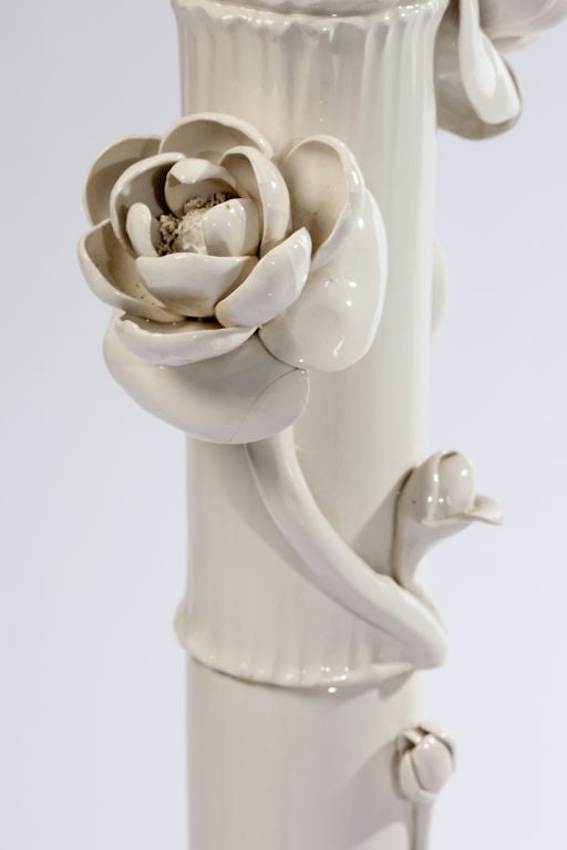 Stehlampe aus italienischer Keramik mit Bambusimitat und Lotusblüten, mit Lily pad Sockel. 
Lotusblüten umgeben die Leuchtensäule, als würden sie aus dem Sockel herauswachsen.
Italien, ca. 1960er Jahre.