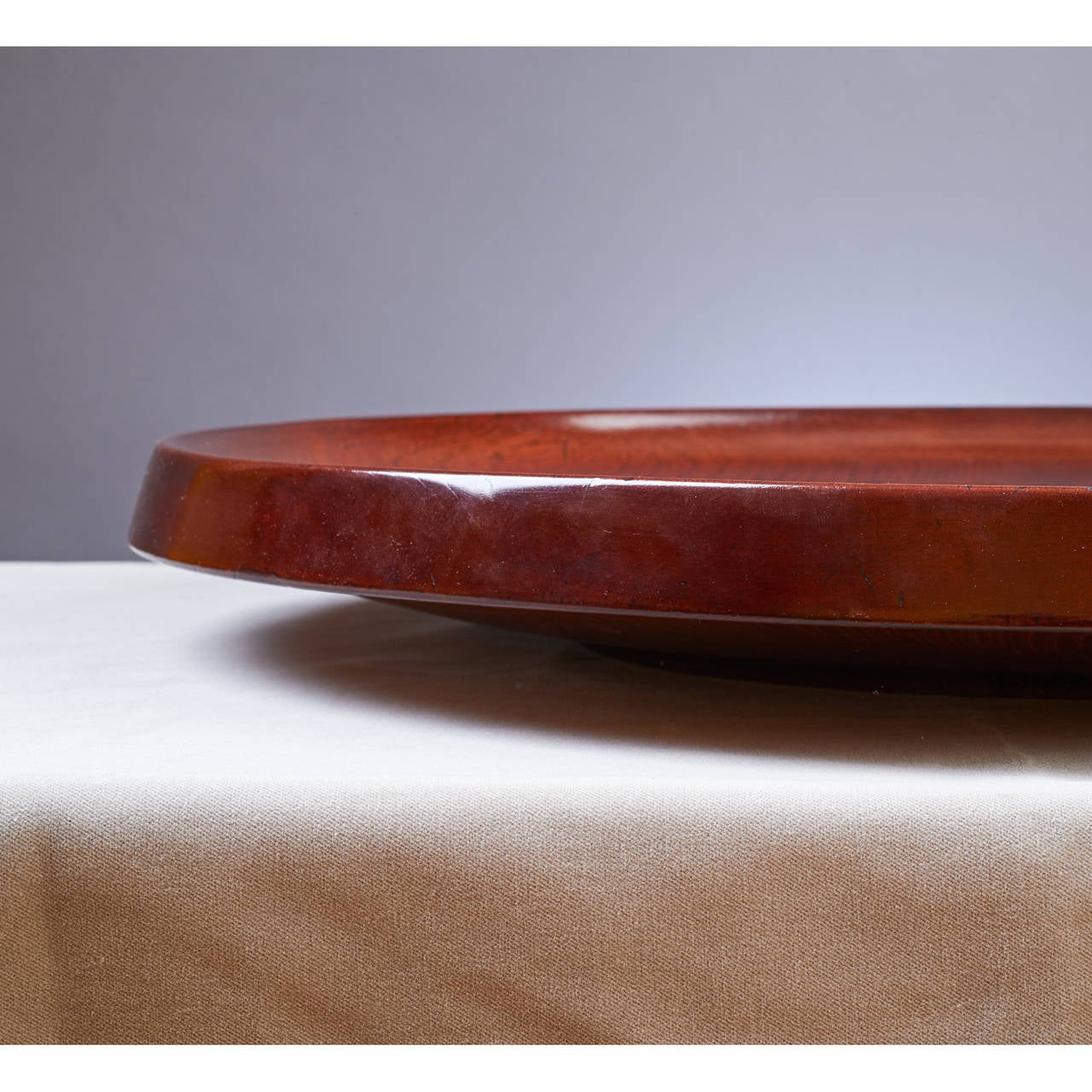 Hans Wegner for Johannes Hansen.
Large teak bowl.
Signed on base.
Denmark, 1950s.

Measures: 25