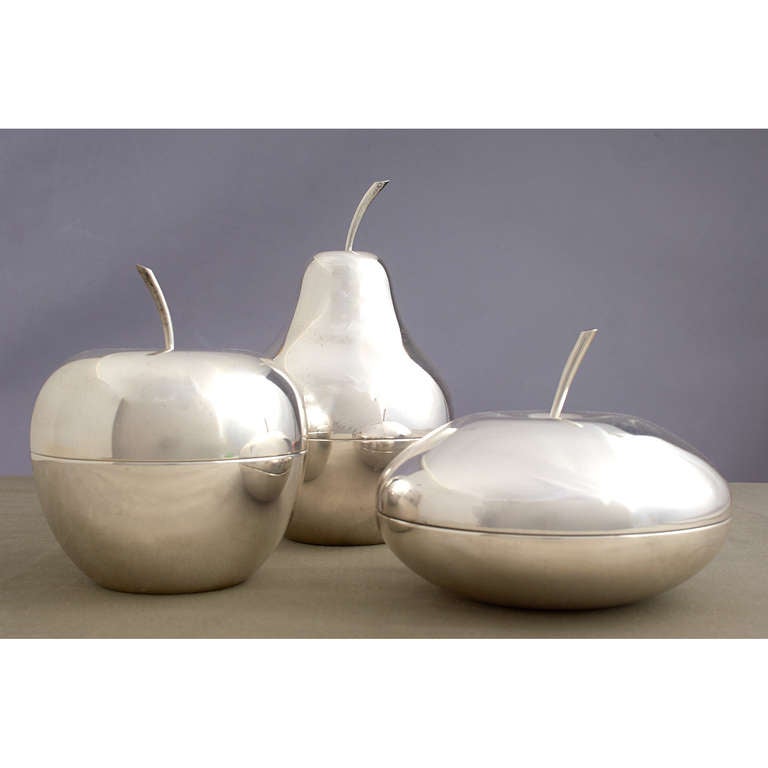 LINO SABATTINI ( b. 1925)
Collection Gallia for Christofle

A  beautiful set of three silver plated boxes in the shape of fruits
designed by Lino Sabattini for Christofle.
Signed
France, 1960's

5