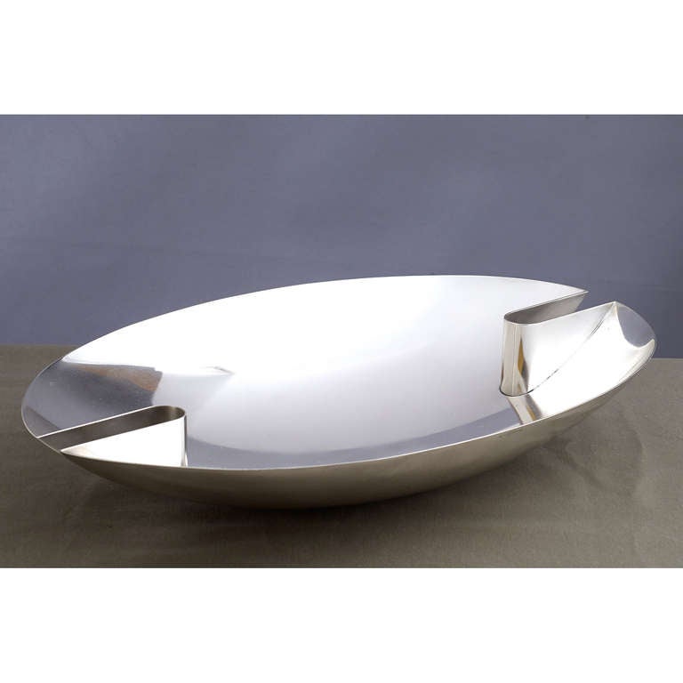 Lino Sabattini ( b.1925)

Elegant oval bowl
Silvered metal 
Italy, ca.1980
Signed 

19.5 x 12.5 x 3.5 H