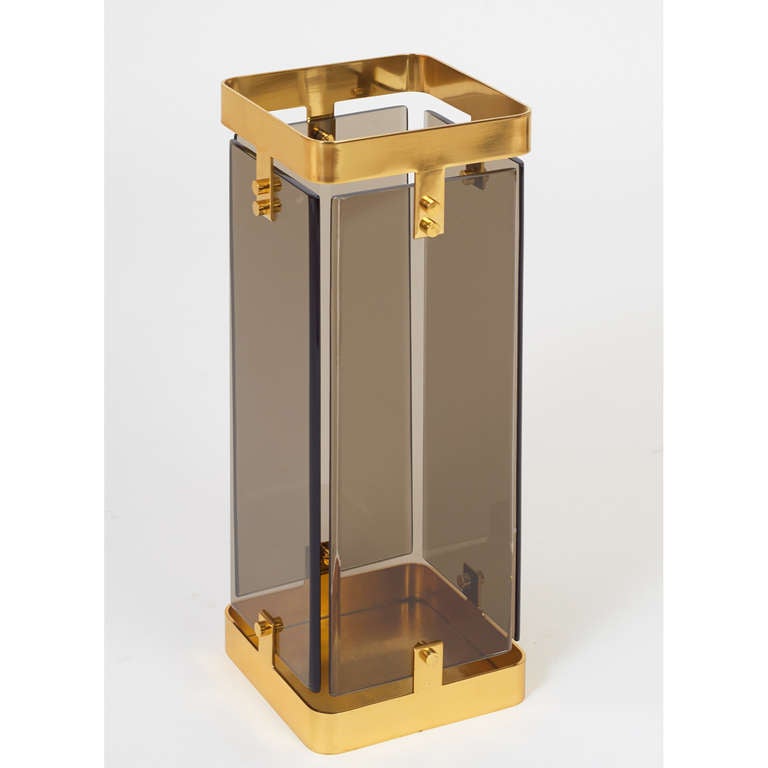 FONTANA ARTE

Elegant umbrella stand 
Four smoked glass panels floating in a handsome polished brass frame
Italy, 1960's
 
ONLY ONE AVAILABLE
 
9 x  9 x 23