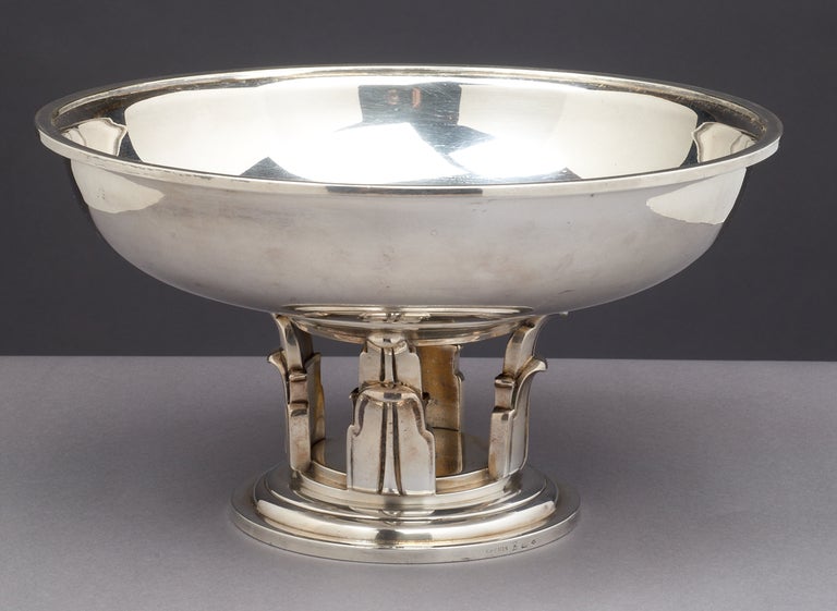 Ercuis Orfevrerie

Silvered coupe on a stepped pedestal with foliate decor.
France, 1930's

Signed on the base

10 Dia.  x 5.5 H