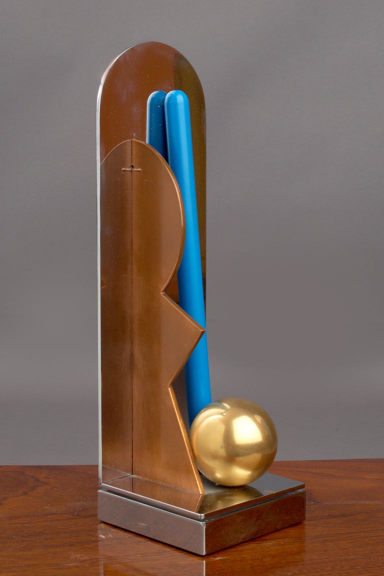 Luccio Del Pezzo ( Italien 1933-2020 )
Une œuvre commandée, offerte comme prix aux exposants ayant 25 ans d'ancienneté au légendaire Salone del Mobile Italiano de Milan. 
Bronze, cuivre, acier.
1985
Signé, numéroté et daté.