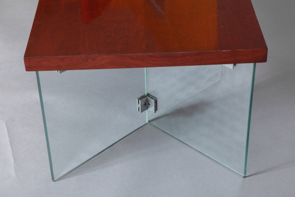 Verre Table basse Jacques Dumond des années 1950 avec pieds en verre en vente