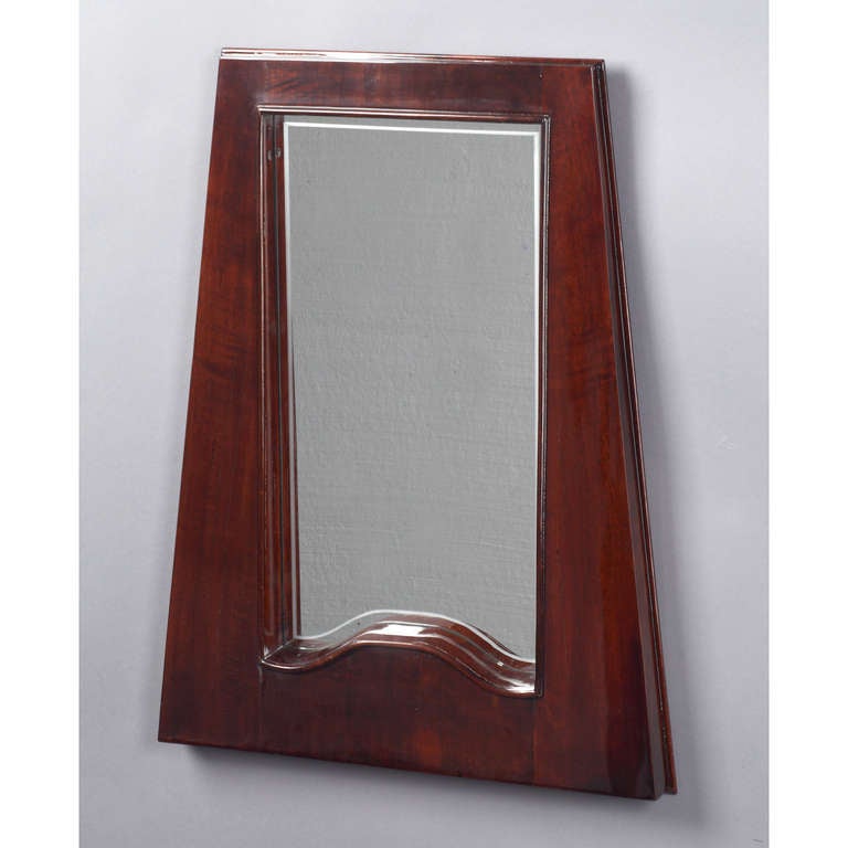 Italia, anni '50
Elegante set di quattro specchi trapezoidali affusolati in legno di mogano tinto di frutta.
Venduto singolarmente.

Misure: 21 W x 27 H x 2,5 D.

