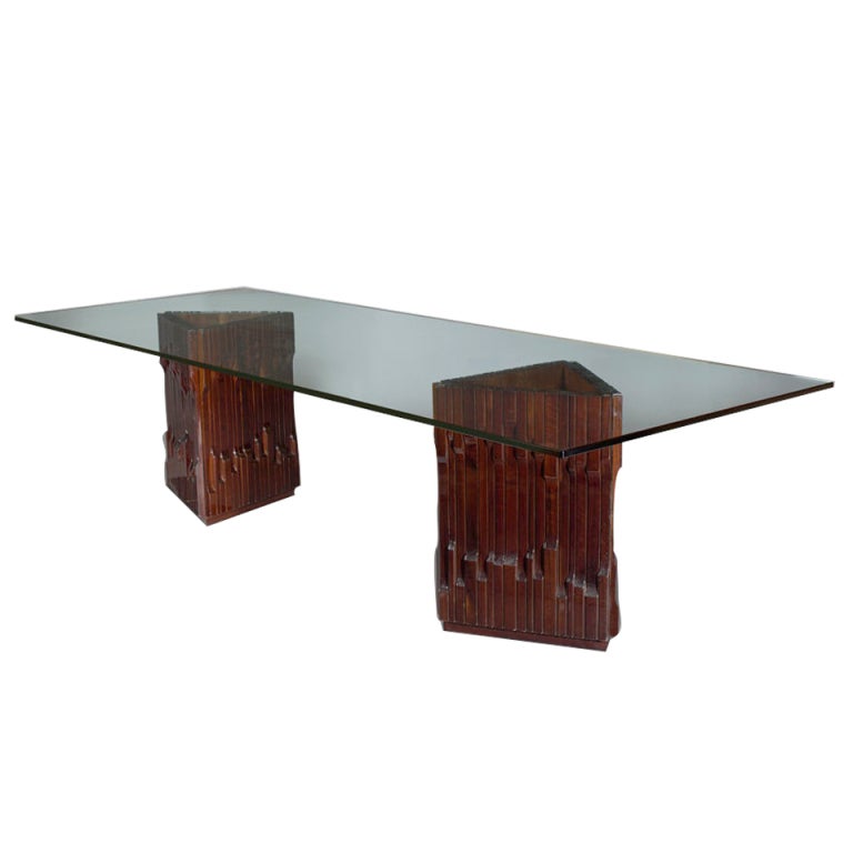 Mesa de comedor larga de caoba tallada de Luciano Frigerio, años 70