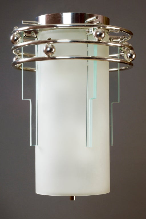 Francia, anni '30
Una lanterna in vetro smerigliato e trasparente, con montature in bronzo argentato
Ricablata per l'uso negli Stati Uniti con quattro lampadine standard all'interno.
Può essere montato a soffitto o su catena o albero.
Dimensioni: 15