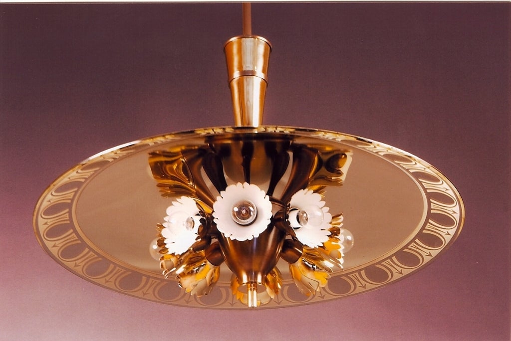Pietro Chiesa (1892-1948) for Fontana Arte.
Magnificent eight-branch chandelier with gold gilt mirrored shade in amber tinted glass with etched egg and dart motif. Gilt and oxidized bronze mounts,
Italy, 1940s.
Dimensions: 28 Ø x 32 H.
Rewired for
