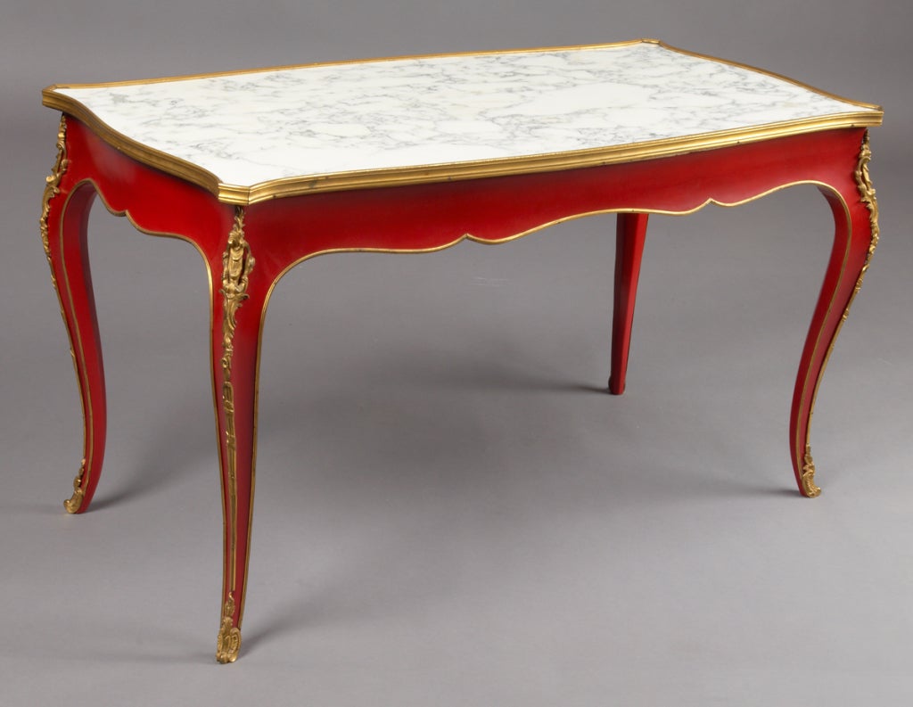 Maison Jansen
Eleganter, wunderschön gearbeiteter Tisch im Stil Louis XV in mattrotem Lack mit exquisit ziselierten Bronzebeschlägen und Marmorplatte.
Frankreich, 1950er Jahre
Abmessungen: 39 x 20 x 22 H.