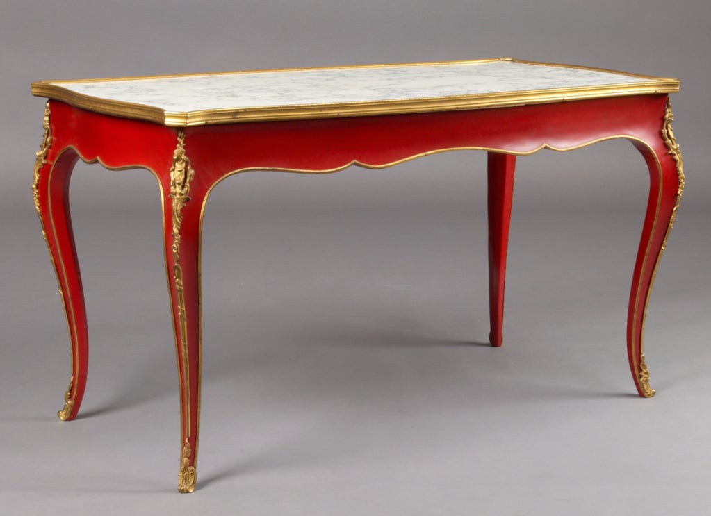 Mesa de centro Jansen estilo Luis XV de los años 50 en laca roja con monturas de bronce Francés en venta