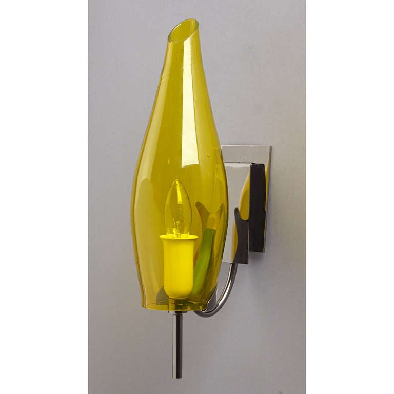 Mid-Century Modern Paire d'appliques italiennes étroites en verre soufflé jaune des années 1970 en vente