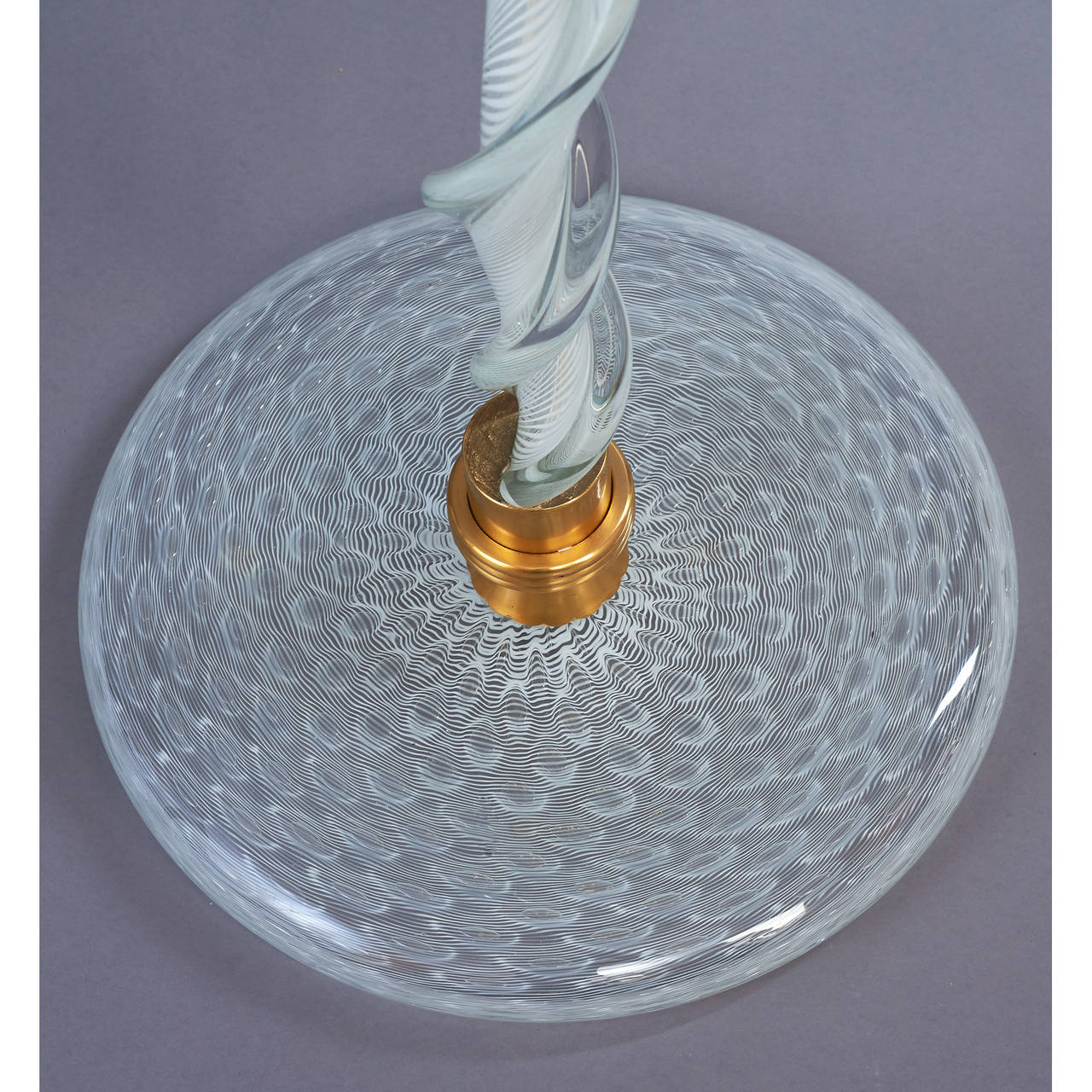 Venini, dem zugeschrieben wird,
Bedeutende Stehlampe aus Murano-Glas mit gedrehtem Schaft, weißer Filigranarbeit und mundgeblasenem Glas mit aufwendigem Spitzenmuster, Bronzebeschläge,
Italien, um 1950.
Abmessungen: 79 Höhe x 25