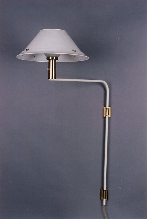 Jean Perzel (1892-1986)
Rare applique de lecture à bras pivotant avec abat-jour en métal émaillé et abat-jour intérieur en verre.
Recâblé pour une utilisation aux États-Unis.
Mesures : 44 H x 16 W x 30 projection.