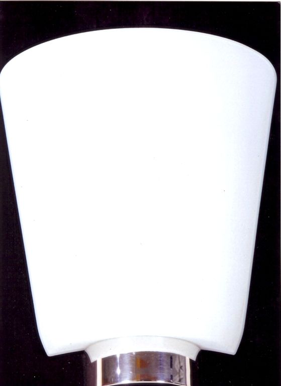 Ungewöhnliches Paar schöner weißer Glasleuchten mit versilberten Messingfassungen von Perzel, signiert,
Frankreich, 1950er Jahre.
Für die Verwendung in den USA umverdrahtet.
10 B x 11,5 H x 5 T