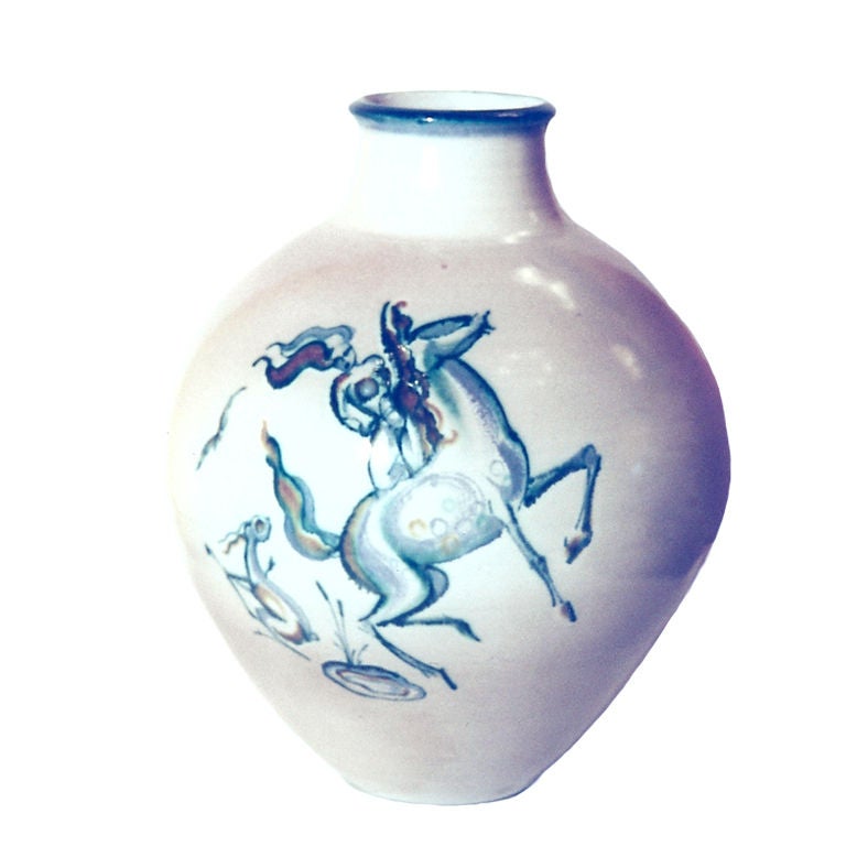 Vase aus fein glasiertem Steingut mit Amazonen auf tänzelnden Pferden, um 1950 im Angebot