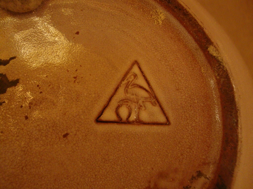 Francese Vaso in terracotta finemente smaltata con Amazzoni in sella a cavalli rampanti, 1950 ca. in vendita