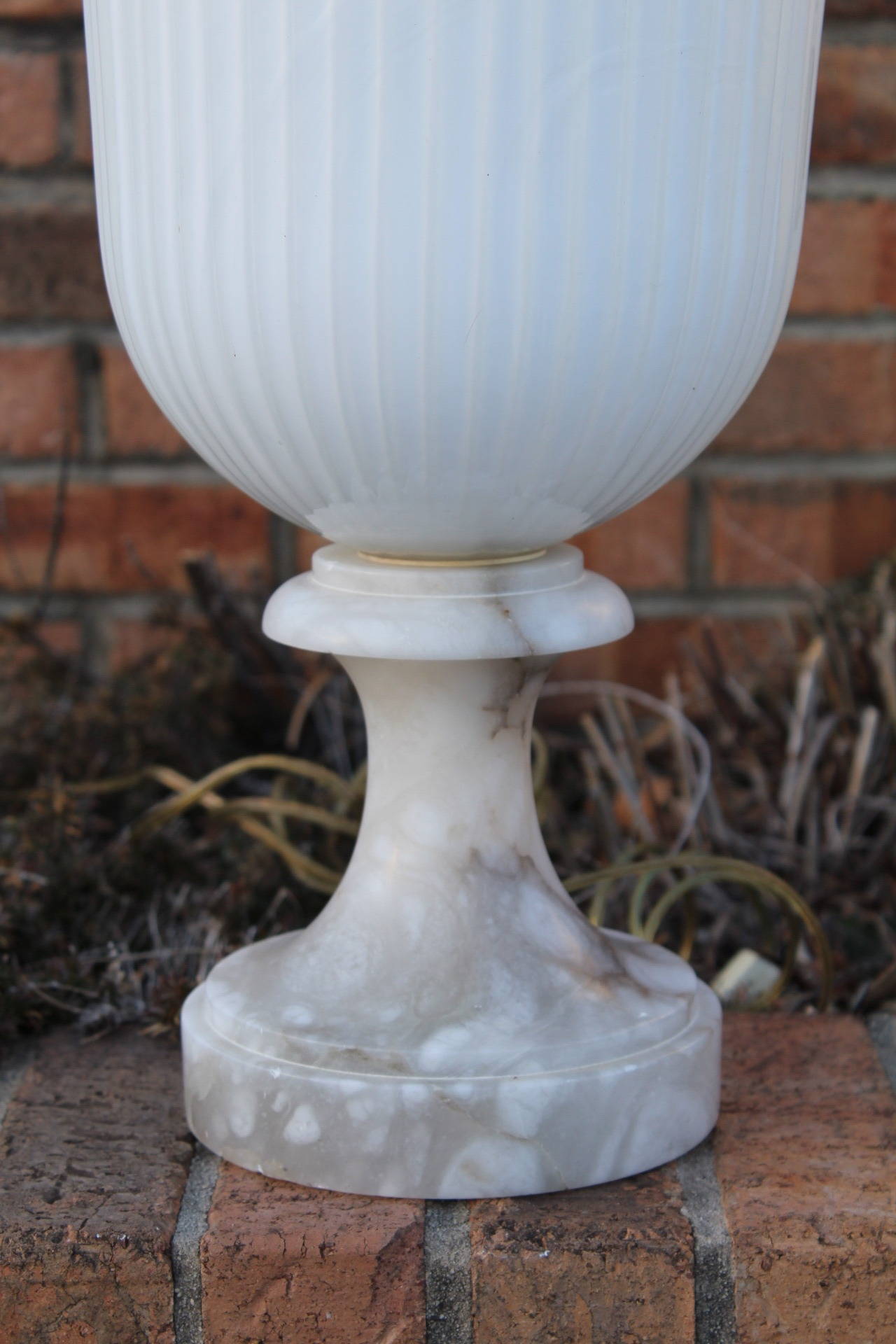 Italian Neoclassical Marble and Glass Lamp by Sarreid In Excellent Condition For Sale In Asheville, NC