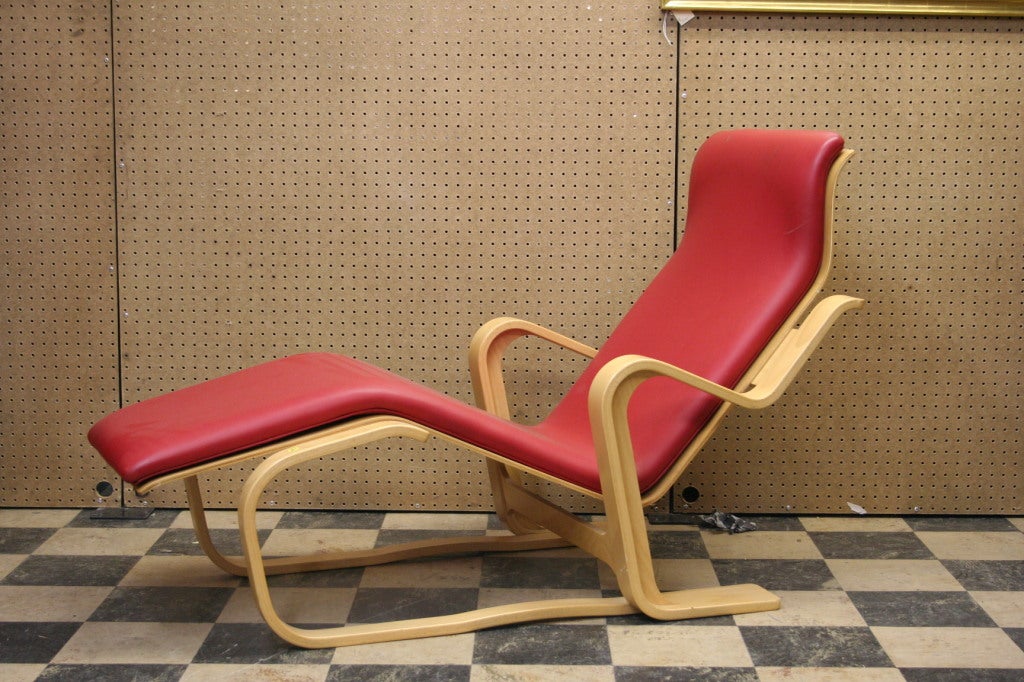 A very nice design by Breuer in the 1930's while working in England with Walter Gropius at Isokon. Named the 