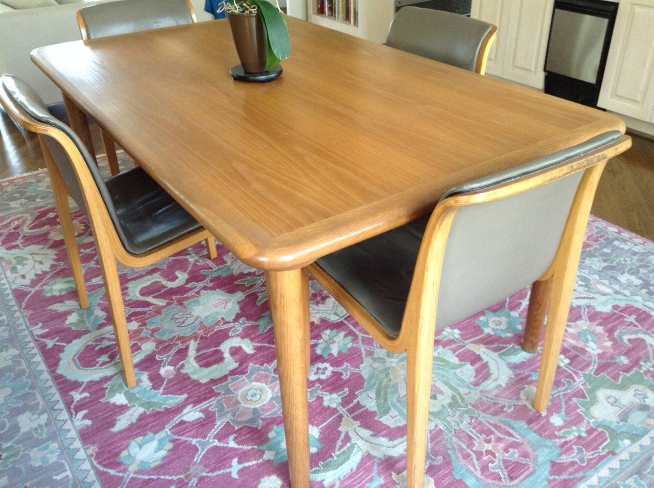 Handsome Oak Dining Table by Knoll In Excellent Condition For Sale In Asheville, NC