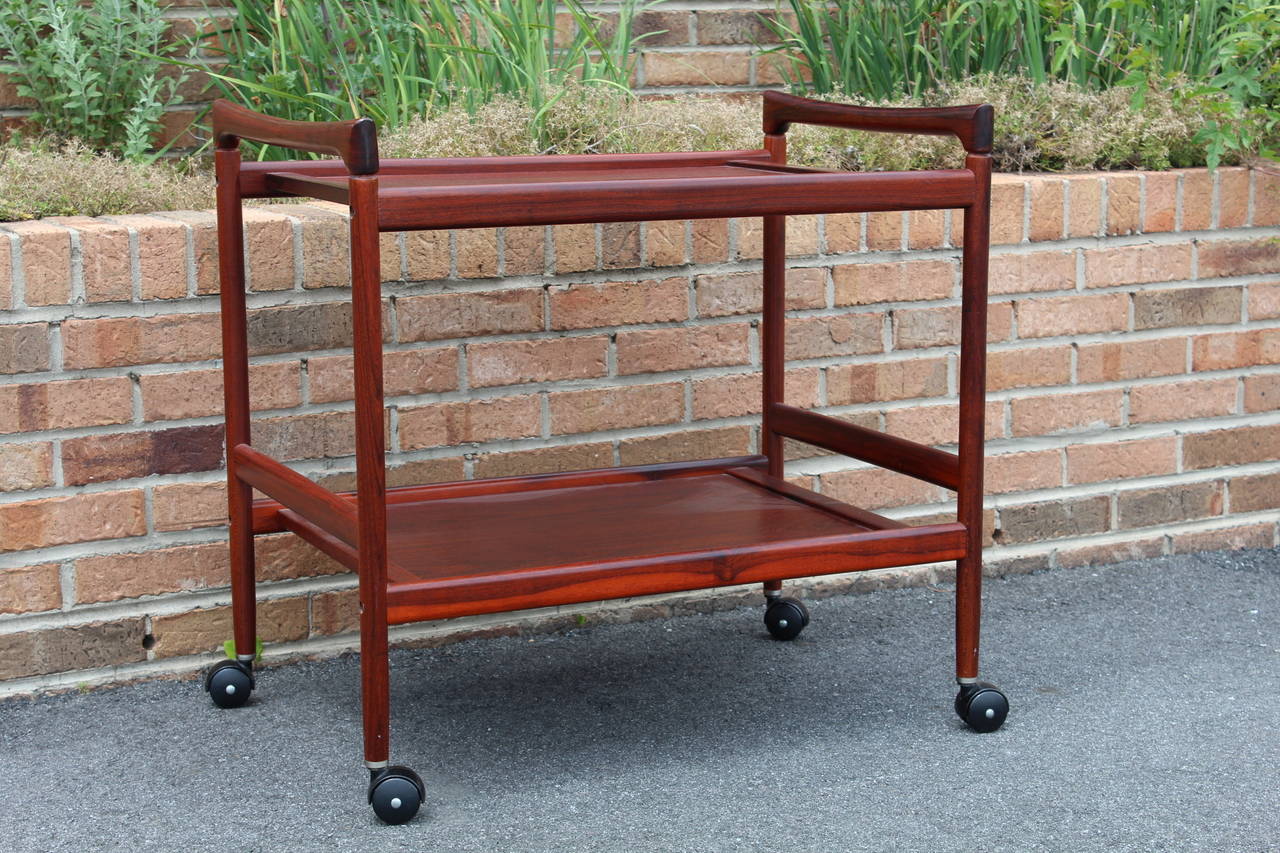 Beautiful 1970s Danish rosewood bar or tea cart. Stunning original finish on the rosewood looks lovely.