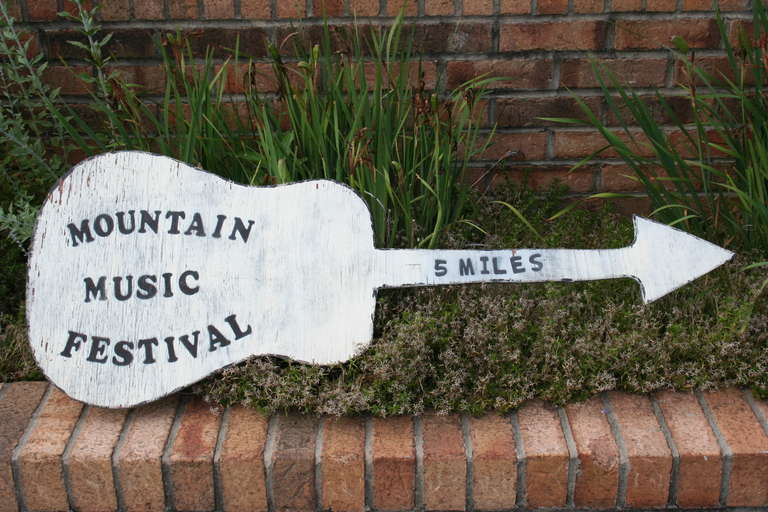 Mountain Folk Art Music Sign In Good Condition In Asheville, NC