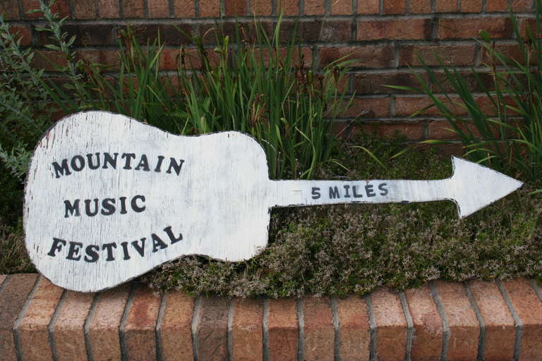 American Mountain Folk Art Music Sign