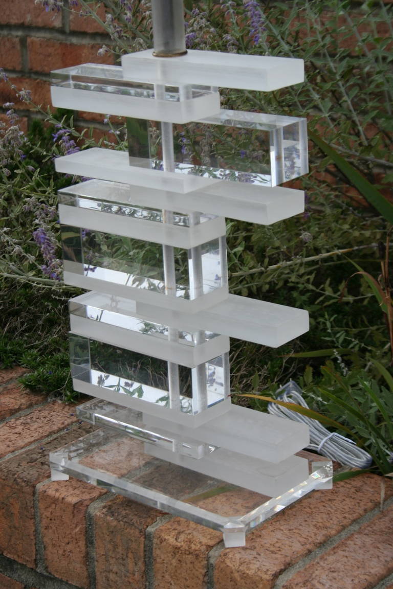 Stacked Lucite Table Lamp In Excellent Condition For Sale In Asheville, NC