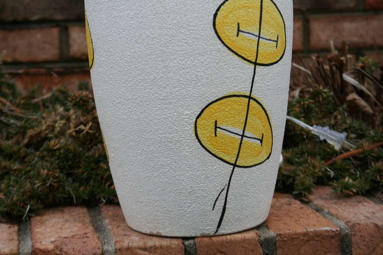 Mid-Century Modern An Italian White and Yellow Ceramic Table Lamp For Sale