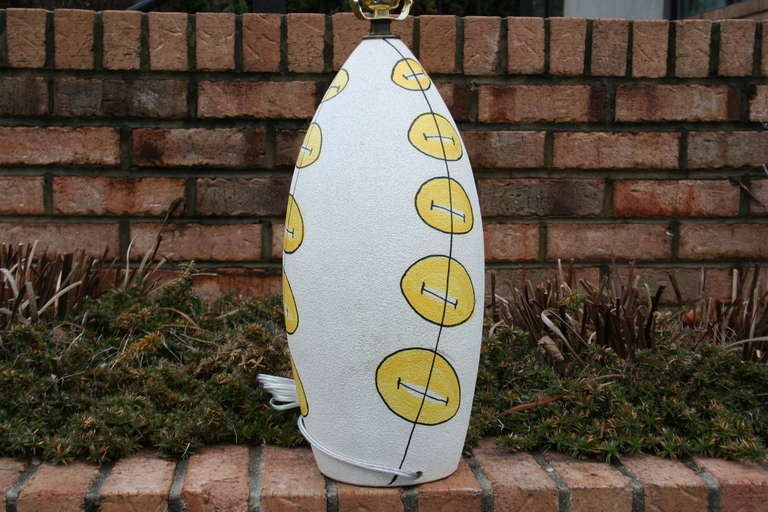 Mid-20th Century An Italian White and Yellow Ceramic Table Lamp For Sale