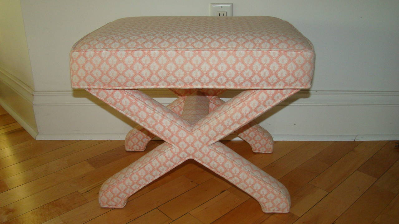 Terrific Mid-Century upholstered X-base sculptural stool in the manner of Billy Baldwin. Comprised of peach and white unique fabric with 