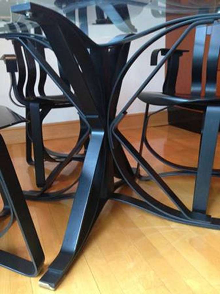 Frank Gehry set of 4 Knoll Hat Trick Dining Chairs & Face Off Dining Table In Excellent Condition In Atlanta, GA