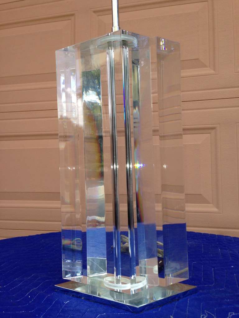 Sculptural Chunky Lucite Prism Table Lamp In Excellent Condition In Atlanta, GA