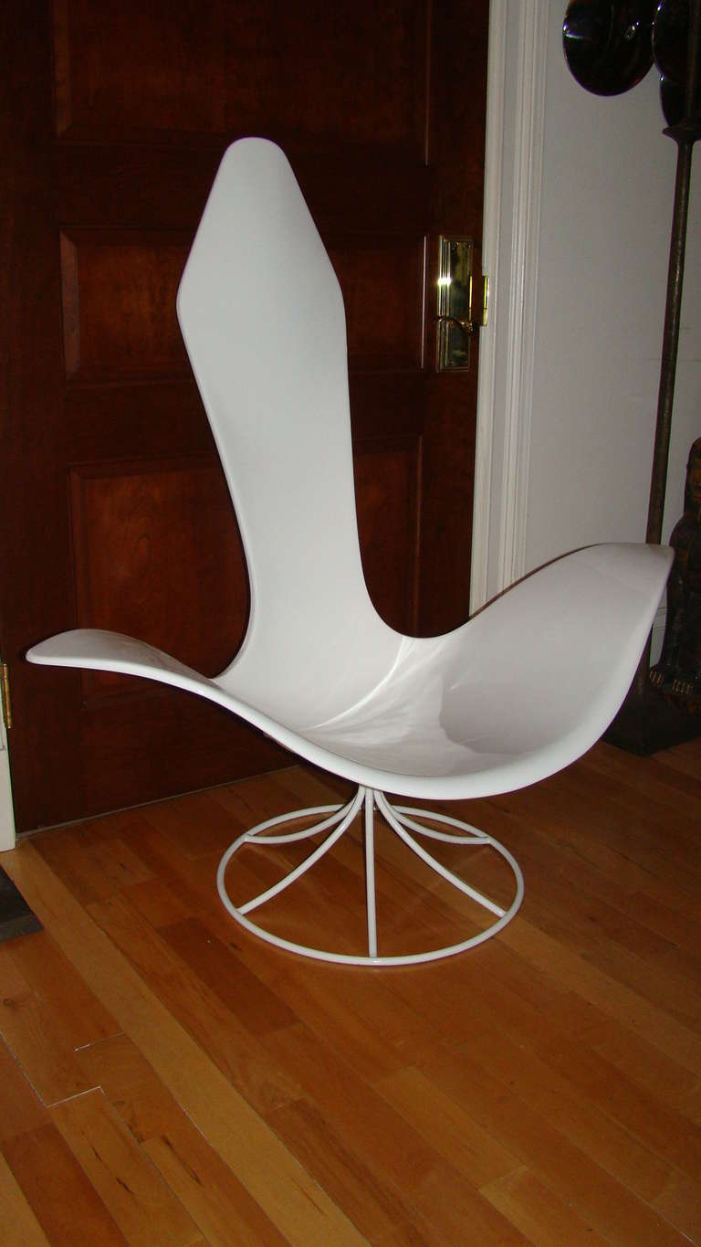 Exceptional and hard to find Tulip chair designed by Erwin & Estelle Laverne for Laverne International, 1958. Comprised of a fiberglass frame with iron base.