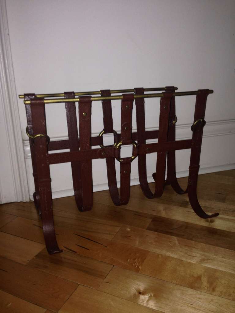 Mid Century Buckled Magazine Rack Stand In Excellent Condition In Atlanta, GA