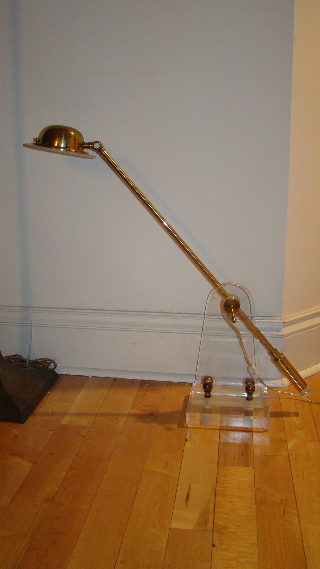 Unknown Lucite and Brass Sculptural Mid-Century Table / Desk Lamp