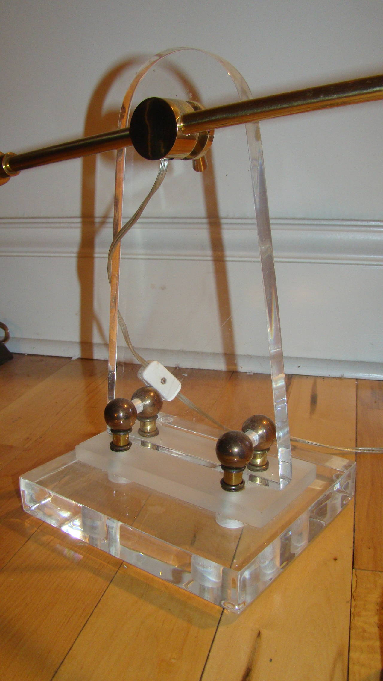 Lucite and Brass Sculptural Mid-Century Table / Desk Lamp 4