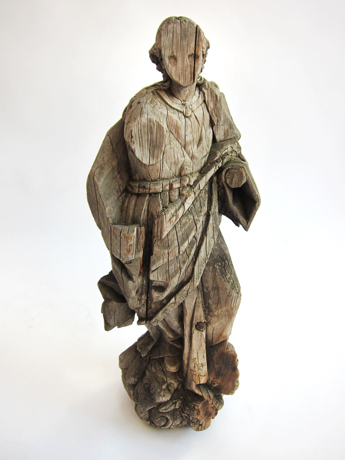 From the condition of this figure of the Virgen de la Immaculada Concepción it is apparent that it has been in the exterior for quite some time. Yet the weathering, the subsequent coloring, the loss of the hands and the wood segment which would have