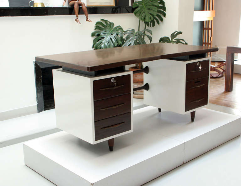 1970s Desk In Excellent Condition For Sale In Mexico City, DF