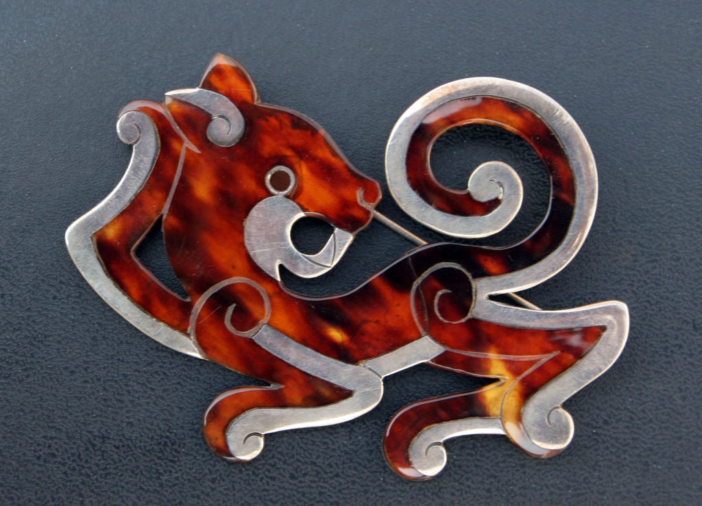 Fantastic Jaguar brooch in Silver and tortoiseshell. This is one of the most emblematic and rare pieces by William Spratling. It is in perfect condition.
Taxco, Guerrero. México