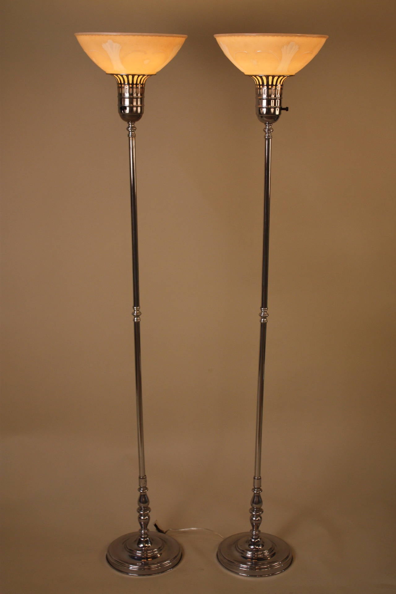Wonderful pair of American chrome torchiere floor lamps with beautiful original glass shades.
Three-way sockets max 300 watt.